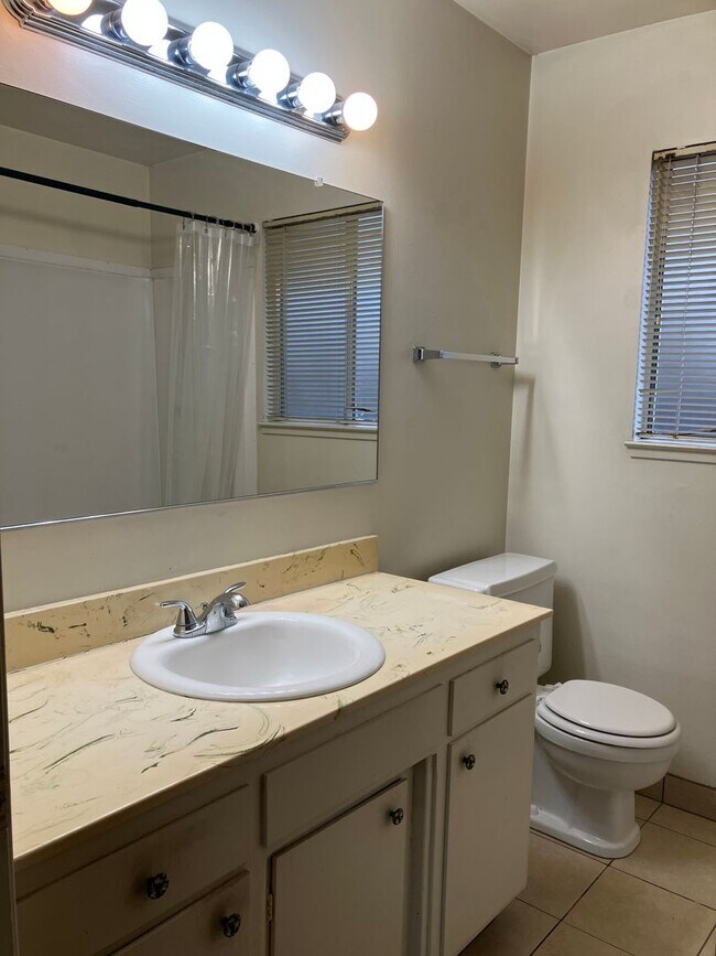 Building Photo - 2813 Thornton Ct