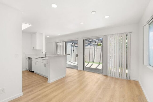 Building Photo - NEWLY RENOVATED South HB Gem!