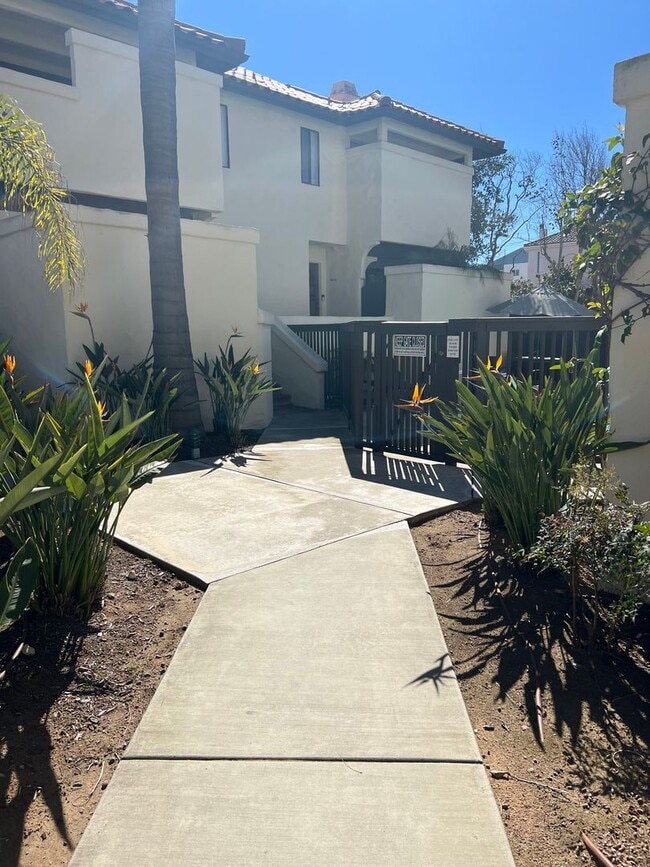 Building Photo - Meticulously maintained condo - 2 main bed...