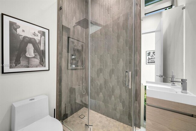 Building Photo - West 47th Street, Miami Beach, FL 33140 - 5 BR 5 BA single-family home