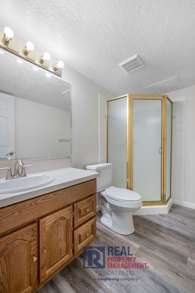 Building Photo - 4 bedroom 3 bathroom - 2 car garage -This is a must see home!