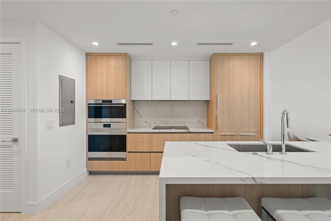 Building Photo - 2411 Laguna Cir