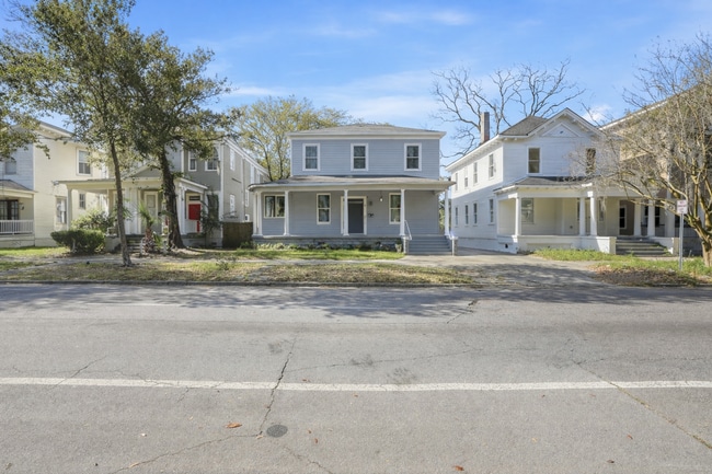 Building Photo - Beautiful Victorian Home for Lease in the Heart of Savannah