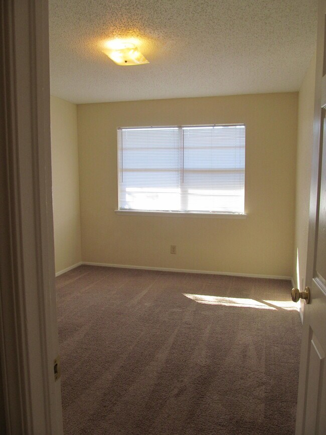 Building Photo - 1900 E Okmulgee Ave