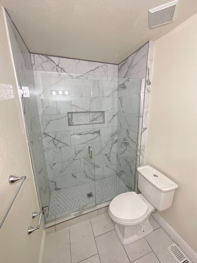 Building Photo - 3 Bedroom Home Available Near Stetson Hill...
