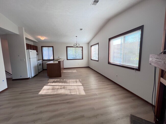 Building Photo - Spacious Two-Bedroom Duplex in Kentwood!