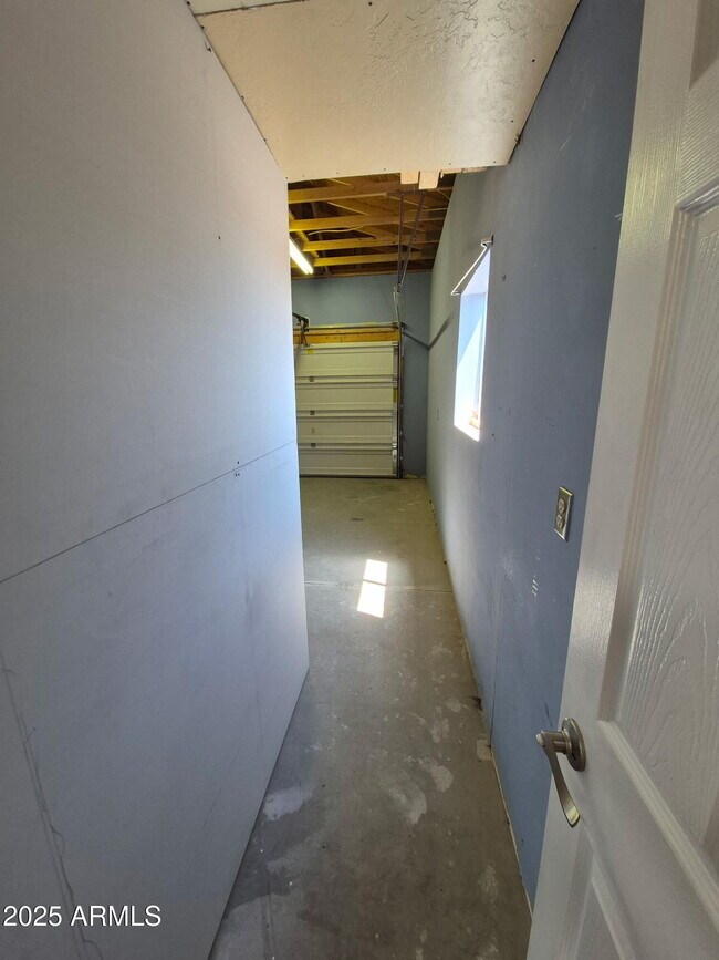 Building Photo - 2529 E Scenic St
