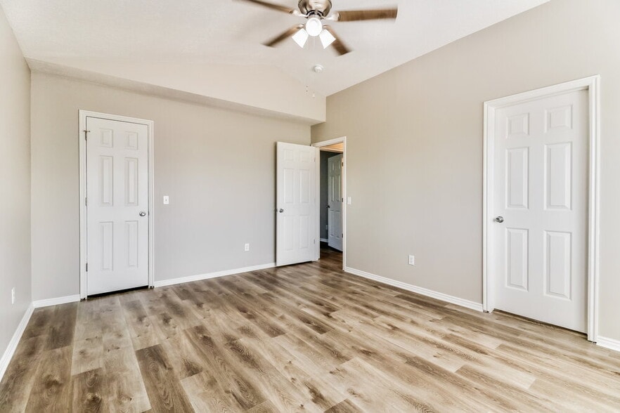 Building Photo - 5831 S Clear Vista Dr
