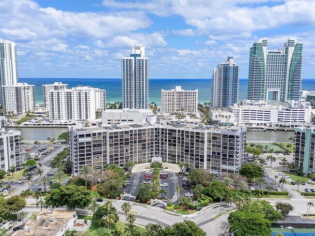Building Photo - 600 Parkview Dr