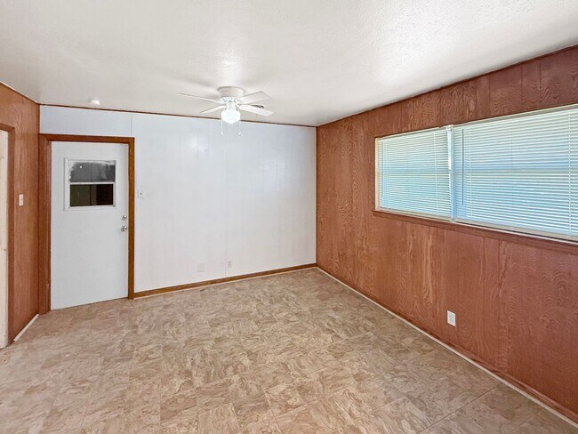 Building Photo - Charming 3-Bedroom Home with Bonus Room in...