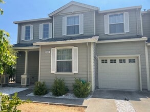 Building Photo - 3 bedroom 3 bathroom with bonus room in No...