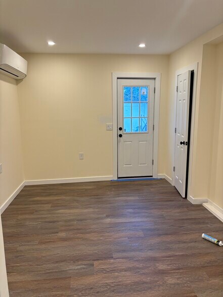 Building Photo - 1289 Smithtown Ave