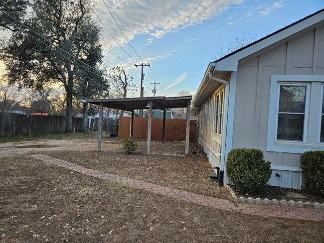 Building Photo - 110 Lexington Rd