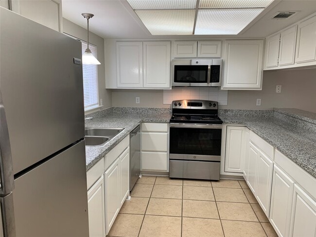 Building Photo - 2 Goldthread Ct