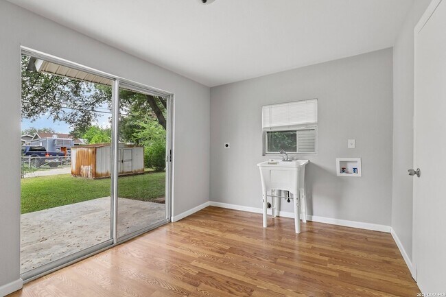 Building Photo - 623 Weizmann St
