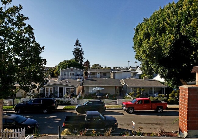 Building Photo - 512 Poinsettia Ave