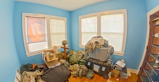 Building Photo - Hardwood Floors + Pet Friendly + Off-Stree...