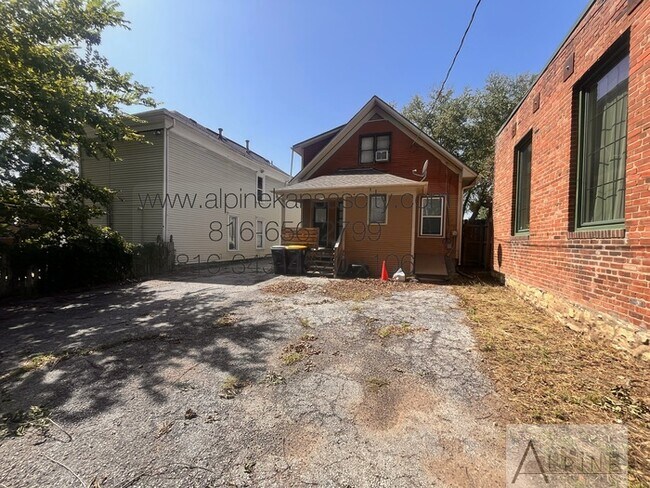 Building Photo - Cute HOUSE in Gillham Plaza, Gated Off Street Parking!