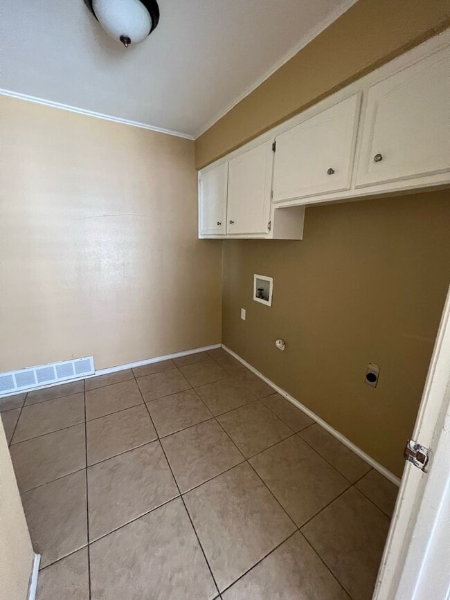 Building Photo - Great Southside Home