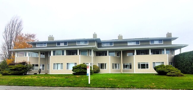 Primary Photo - Bayview Townhouse Condo in Blaine with Gar...