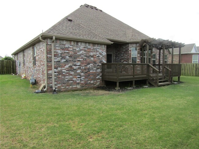 Building Photo - 4200 SW Rhinestone Blvd