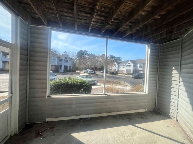 Building Photo - RENT SPECAIL*** $1495.Breezewood Condo, 2 Brd/2bath Screen Porch! LVP wood flooring, Center of Wi...