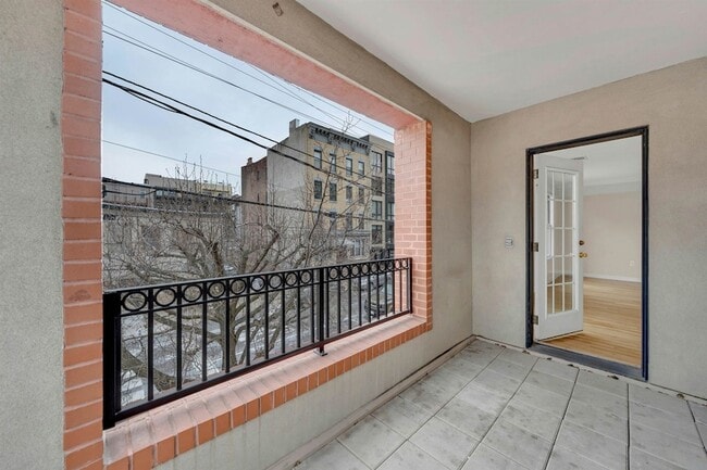 Building Photo - 350 7th St