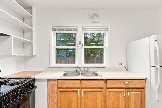 Building Photo - 527 W Shannon Ave