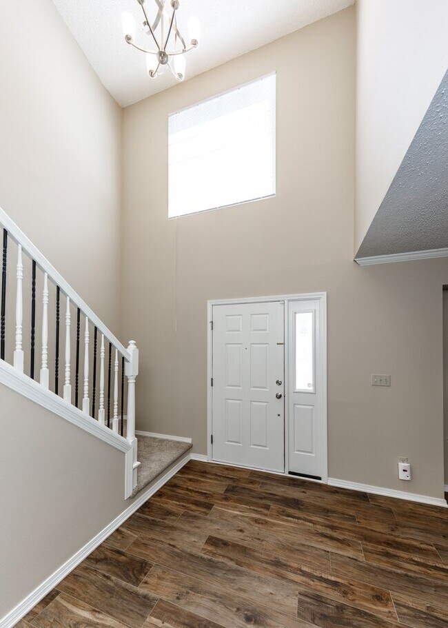 Building Photo - Stunning 5 Bedroom, 3.5 Bath Remodeled Hom...