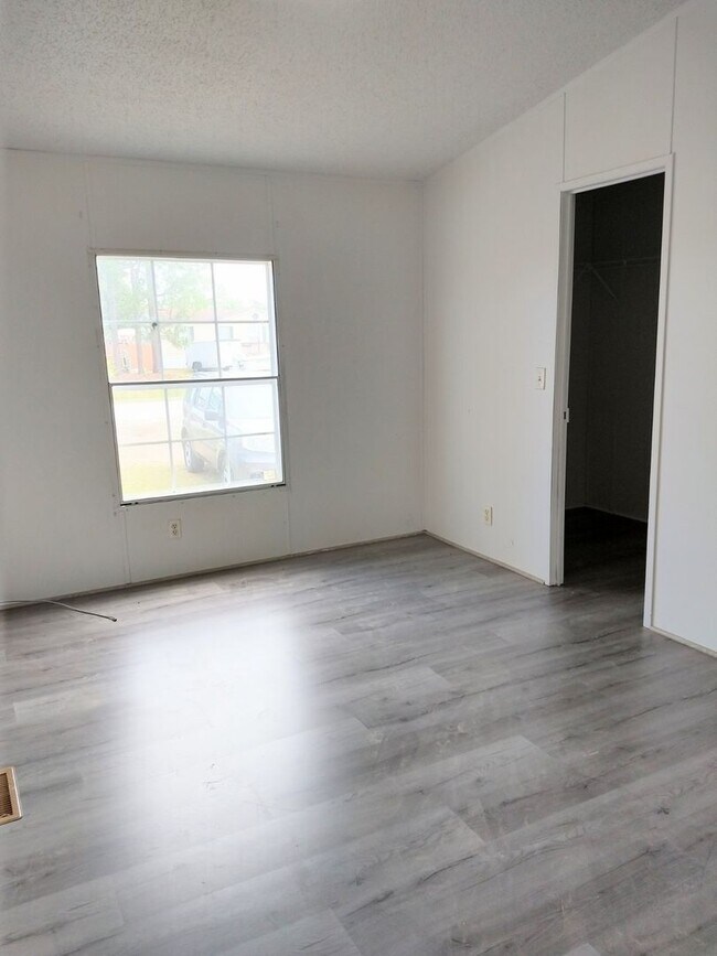 Building Photo - 239 Castlebury Ln