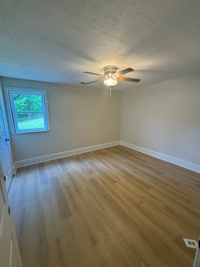 Building Photo - Maryville 37803 - 2 bedroom 1 bath - call ...