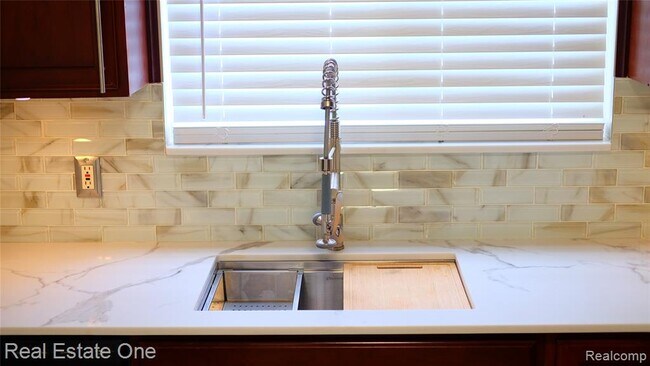 Building Photo - 3551 W 14 Mile Rd