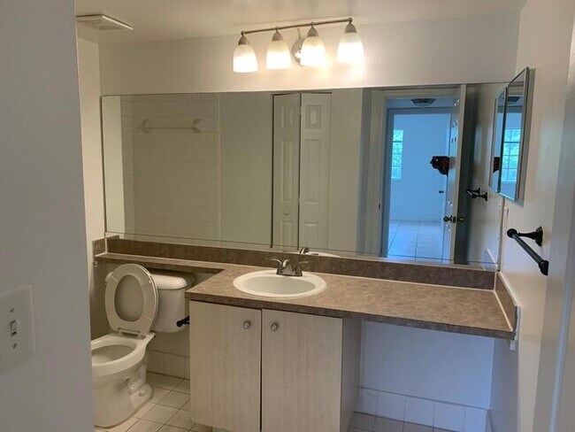 Building Photo - 15-305 1BED/1 DEN/1BATH