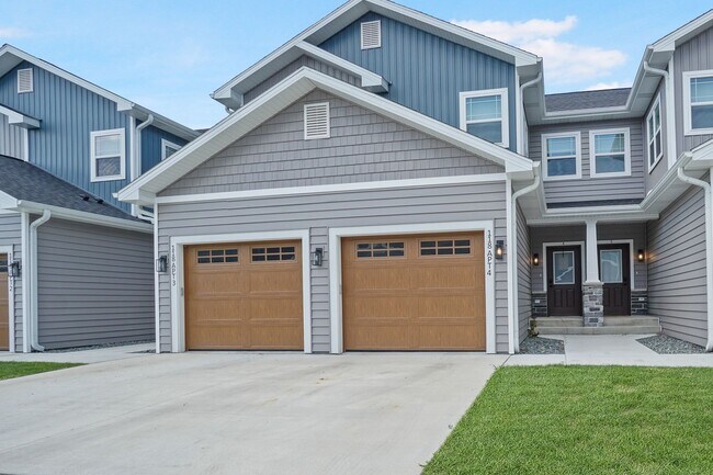 Building Photo - 3 Bed / 2.5 Bath Townhome w/Deck, Walkout Finished Basement, 9' Ceilings, Quartz Tops, Stainless ...