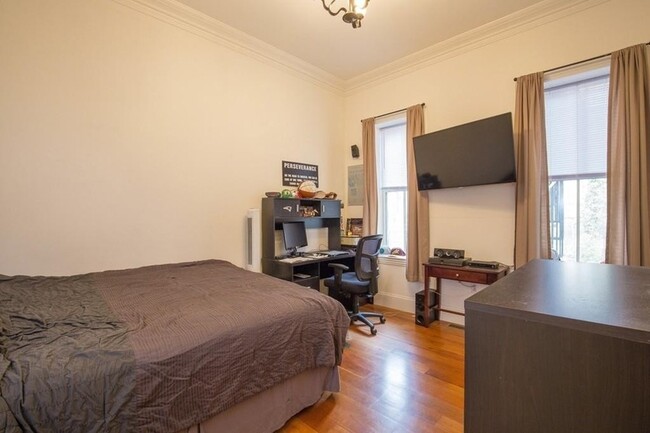 Building Photo - 8 Gates St