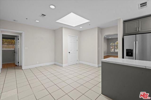 Primary Photo - 825 Larrabee St