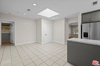Building Photo - 825 Larrabee St