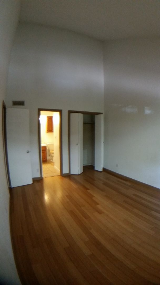 Building Photo - Move -in Special: Cute 2 Bedroom condo (ga...