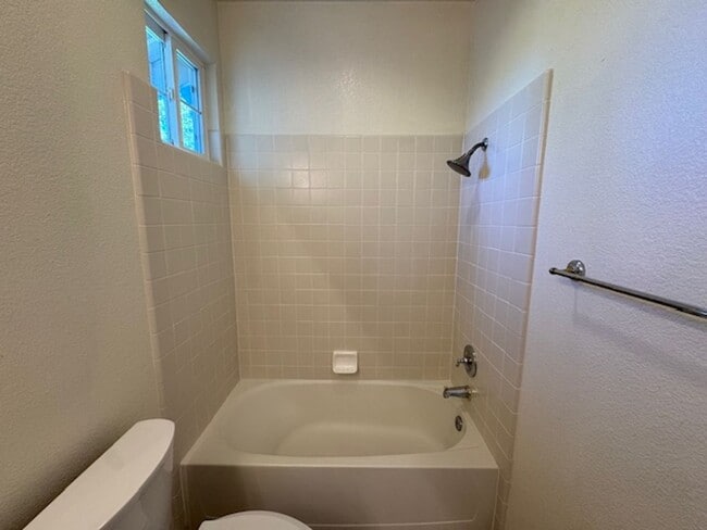 Building Photo - Gorgeous 5 bedroom + office, 4.5 bath Alam...