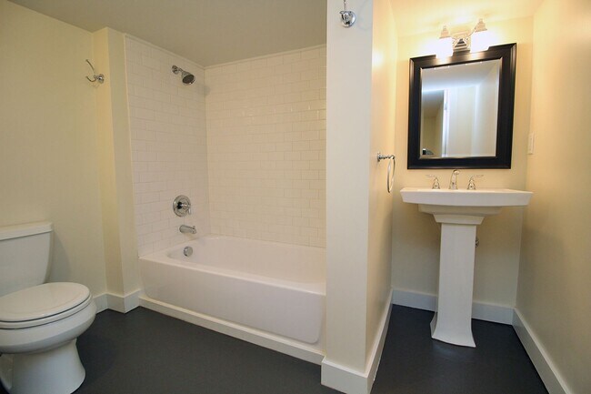 Building Photo - Beautifully Updated 5 Bedroom/3.5 Bath Irvington Craftsman Bungalow!