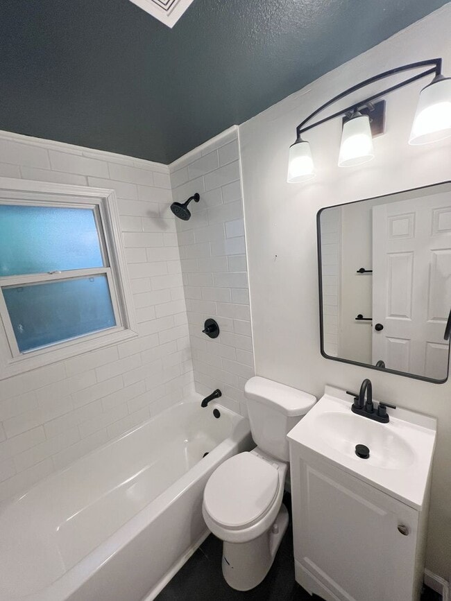 Building Photo - SEE IT NOW: Charming Renovated Bungalow in...