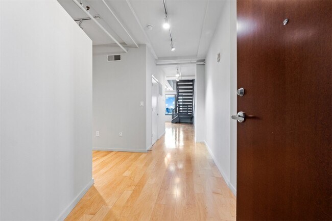 Building Photo - 915 Olive St