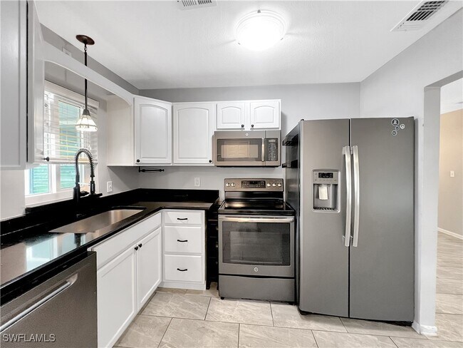Building Photo - 2210 Parkview Dr