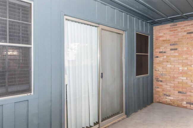 Building Photo - 1212 Hampshire Ln