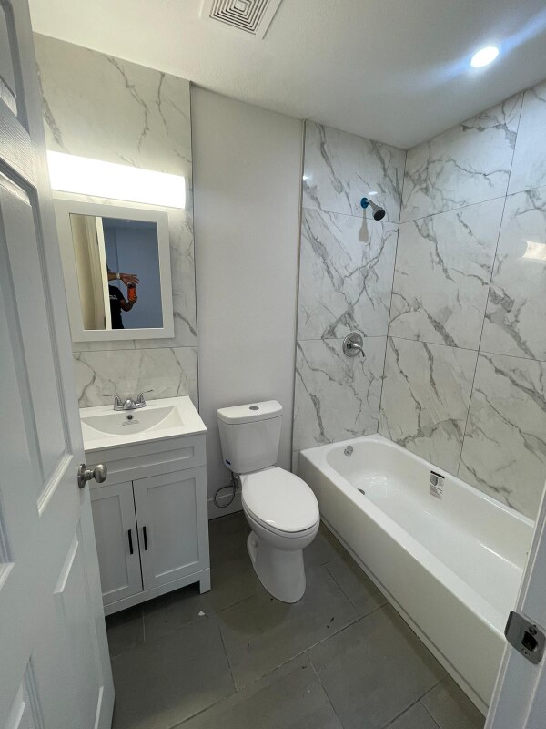 Building Photo - 14323 Lucerne Dr