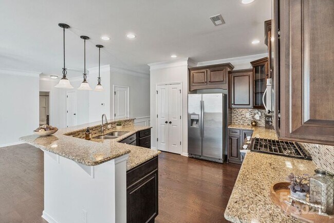 Building Photo - 2076 Waverly Ct