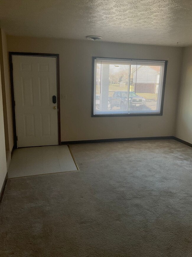 Building Photo - 405 E Poos Dr