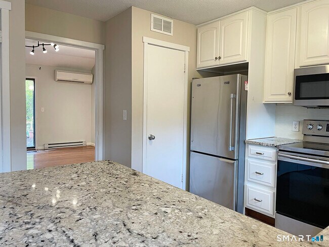 Building Photo - 445 Heritage Vlg