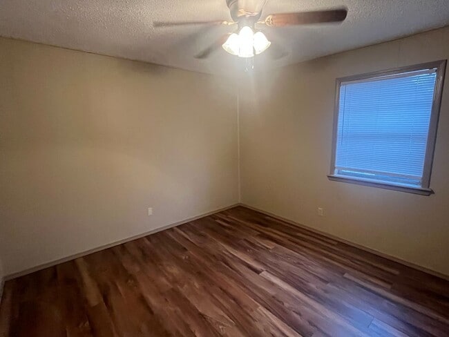 Building Photo - 702-708 E 11th ST