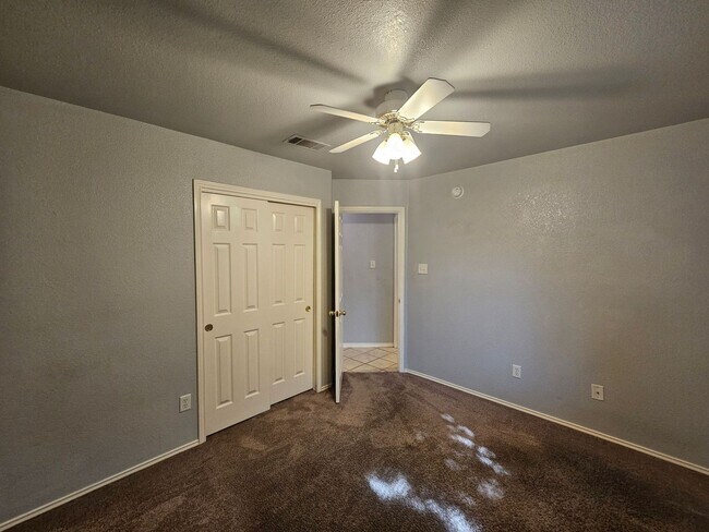 Building Photo - 4507 Twin Oaks Cir